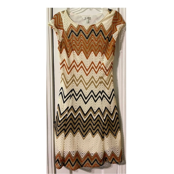 Chic Chevron Patterned Dress With Cap Sleeves - Picture 1 of 5